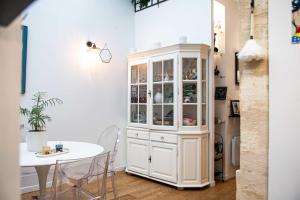 波尔多Pretty house - near botanical garden的饭厅的白色橱柜,配有桌子