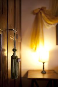 阿西西德波卡圣克里斯皮诺住宅酒店的挂在灯旁的门上的 ⁇ 