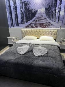 布拉干萨-保利斯塔Tennessee Motel ltda的一间卧室配有一张享有森林美景的床