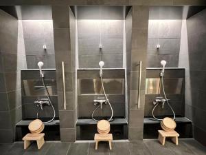 京都ABiz hotel的浴室设有3个卫生间和3个水槽