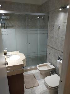 蒙得维的亚Hermoso Apto de 3 Dormitorios 86m2 en Tres Cruces的带淋浴、卫生间和盥洗盆的浴室