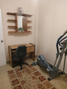 蒙得维的亚Hermoso Apto de 3 Dormitorios 86m2 en Tres Cruces的客房设有书桌、椅子和跑步机