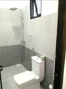 锡吉里亚AMRON RESORT SIGIRIYA的浴室配有白色卫生间和淋浴。