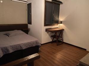 里奥塞瓦约斯Loft de Montaña的一间小卧室,配有一张床和一张桌子
