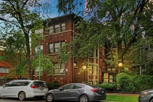 芝加哥Stunning 3BR Chicago Apt close to Shopping Center的两辆汽车停在砖楼前