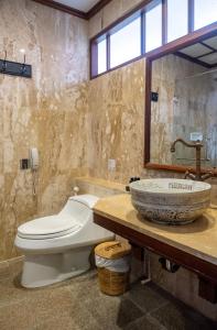 蔻立Khaolak Oriental Resort - Adult Only的一间带卫生间和水槽的浴室