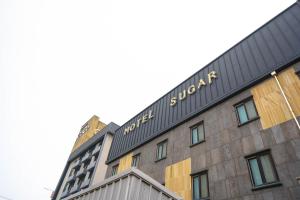 群山市Sugar Motel的建筑的侧面有标志