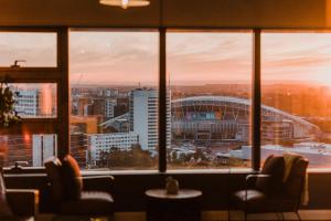 悉尼Twilight Olympic Park 2x King-beds Lux Apt的从窗户可欣赏到悉尼足球场的景色