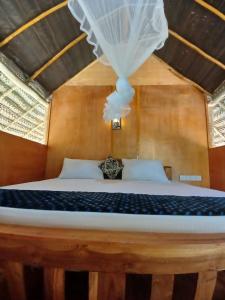 锡吉里亚Pidurangala View Treehouse的一间卧室配有一张白色天蓬床