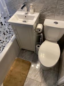 温莎Windsor Airport Accommodation的浴室配有白色卫生间和盥洗盆。