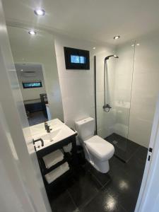 内科切阿Bosque的浴室配有白色卫生间和盥洗盆。