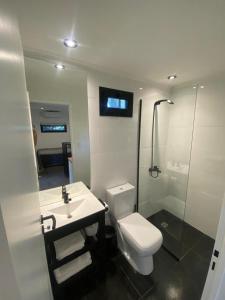 内科切阿Bosque的浴室配有卫生间、盥洗盆和淋浴。