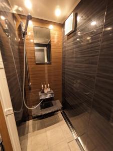 饭山市Japan Snowsports的带淋浴、水槽和镜子的浴室