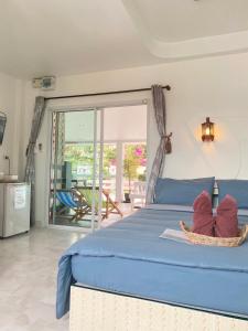 格兰岛Winnerview Zone B的一间卧室设有蓝色的床和一个阳台