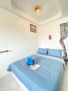 格兰岛Winnerview Zone B的一张蓝色的床,放在一个有盘子的房间