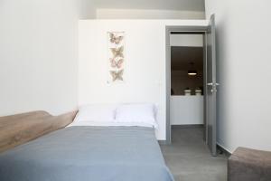 莫诺利索斯Villa Eleana的一间卧室设有一张床和一个推拉门