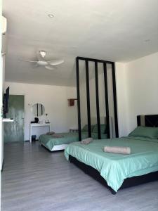珍拉丁Casa Lena的一间卧室配有两张床和吊扇