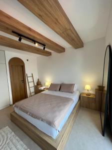 蒂瓦特Casa Brilla的木制天花板的客房内的一张大床