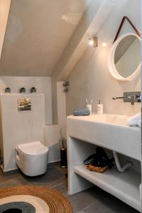 莫诺利索斯Villa Eleana的一间带水槽和卫生间的浴室
