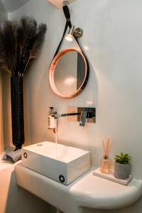 莫诺利索斯Villa Eleana的浴室设有白色水槽和镜子