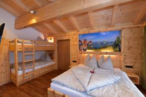 克里姆尔Krölls Alpenchalet的小屋内设有一间带两张双层床的卧室