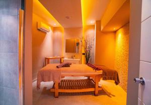 马赫姆拉Senza Grand Santana Hotel - Ultra All Inclusive的客房内设有带水槽和桌子的浴室