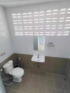 芭东海滩Cinderella Residence的浴室配有白色卫生间和盥洗盆。