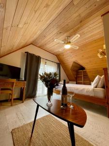 亚林加普Sienna Lodge的一间设有一张床和一张桌子及一瓶葡萄酒的客房