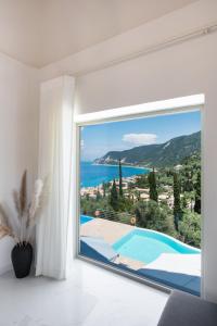 阿约斯尼奇塔斯Mylos Mountain Villas- Villa Giorgio的客房设有海景大窗户。