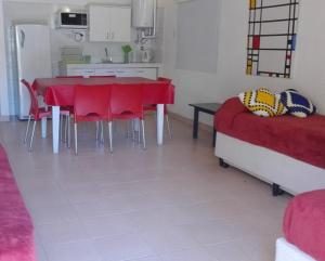巴雷阿尔El Ensueño的一间带桌子和沙发的客厅以及一间厨房。