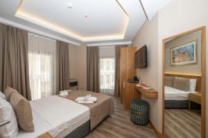 伊斯坦布尔Hotel Ravi的酒店客房,配有床和电视