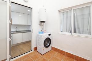 托雷德尔马尔Apartamento Torre del Mar的带窗户的客房内的洗衣机