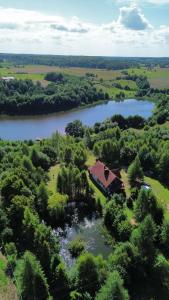 PołęczynoAgroturystyka Galant的享有河边房屋的空中景致