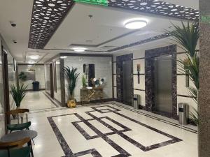 麦加ديار المشاعر للشقق المخدومة Diyar Al Mashaer For Serviced Apartments的楼面上种植植物的大堂