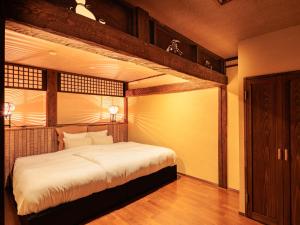 阿苏市AsoTsuruya的一间卧室,卧室内配有一张大床