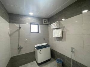 麦加ديار المشاعر للشقق المخدومة Diyar Al Mashaer For Serviced Apartments的带淋浴和垃圾桶的浴室