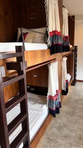 清迈Baan Heart Thai的一间设有三张双层床的客房,配有袜子
