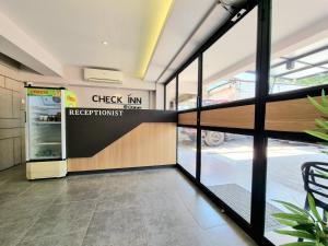 三宝垄Check Inn at Citarum的大楼里装有冰箱的商店前