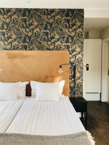 维斯比Kalk Hotel的一间卧室配有一张带壁画的大床