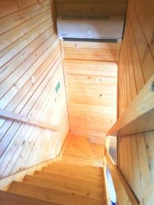 姆什乔努夫GRABSKA OSADA APARTAMENTY - 100m od Suntago Park-domki ogrzewane całoroczne的空空的桑拿房,设有木墙和木楼梯