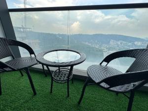 八打灵再也Empire City Hotel Petaling Jaya的美景阳台配有两把椅子和一张桌子