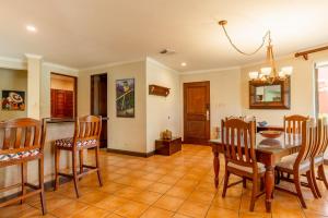 普拉卡海尔Bougainvillea 5102 Luxury Apartment - Reserva Conchal的厨房以及带桌椅的用餐室。
