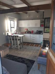 塞吉菲尔德Paradise Lake flats的厨房配有白色橱柜和桌子