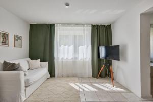 布亨NEW-Mona - idyllisches Örtchen的客厅配有白色沙发和电视