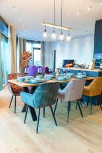 奥尔登堡CABANA - TheView - 10th Floor - Terrasse - Waterfront - Hafenviertel的一间带桌椅的用餐室