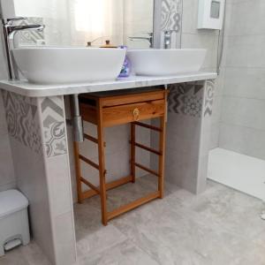 卡洛福泰Centro Storico Carloforte的浴室配有白色水槽和浴缸。
