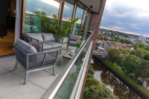 奥尔登堡CABANA - TheView - 10th Floor - Terrasse - Waterfront - Hafenviertel的阳台配有椅子,享有河景