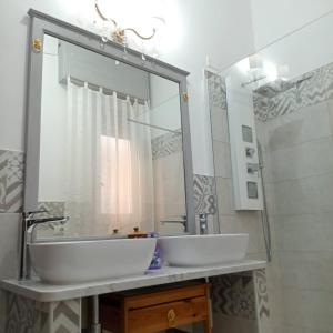 卡洛福泰Centro Storico Carloforte的浴室设有白色水槽和镜子