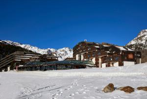 马索科托Blu Hotel Senales Zirm-Cristal的山前雪地中的滑雪小屋