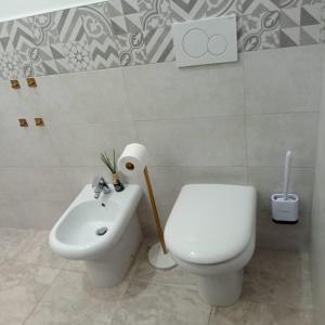 卡洛福泰Centro Storico Carloforte的浴室配有白色卫生间和盥洗盆。